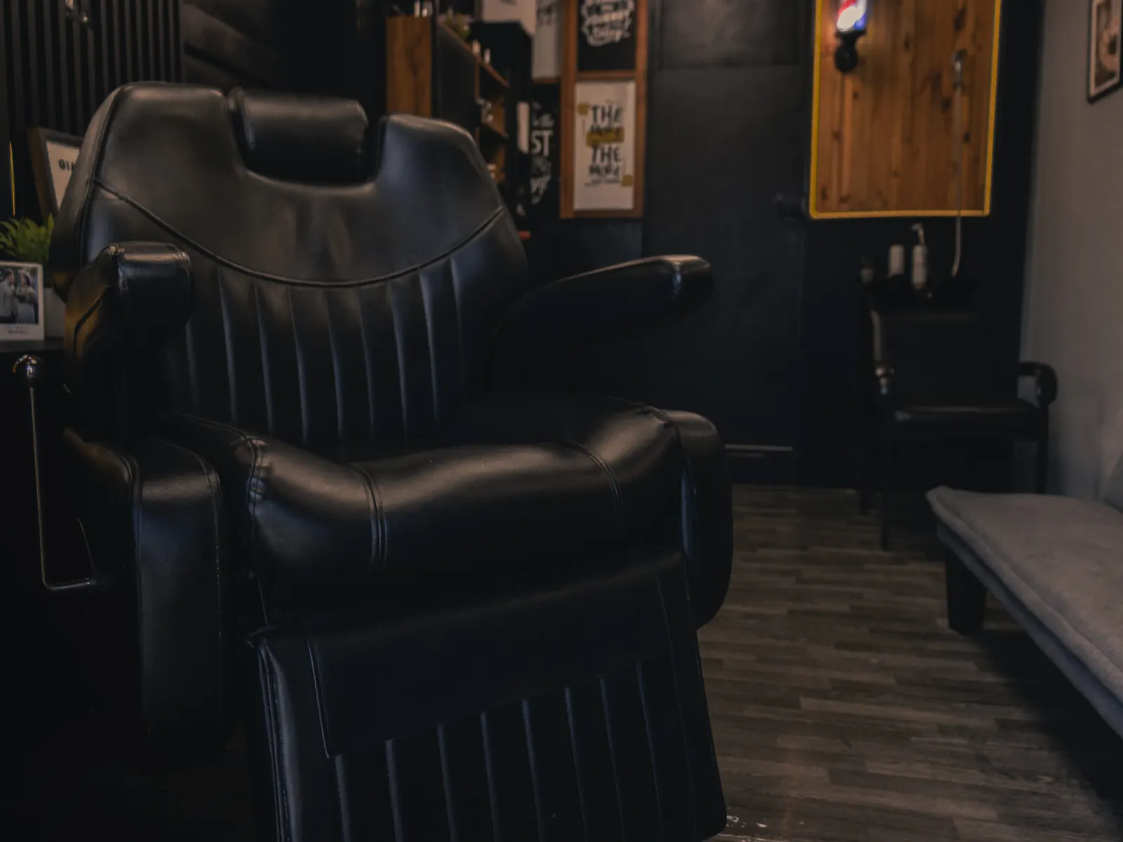 Silla principal de barbería en ambiente oscuro y elegante