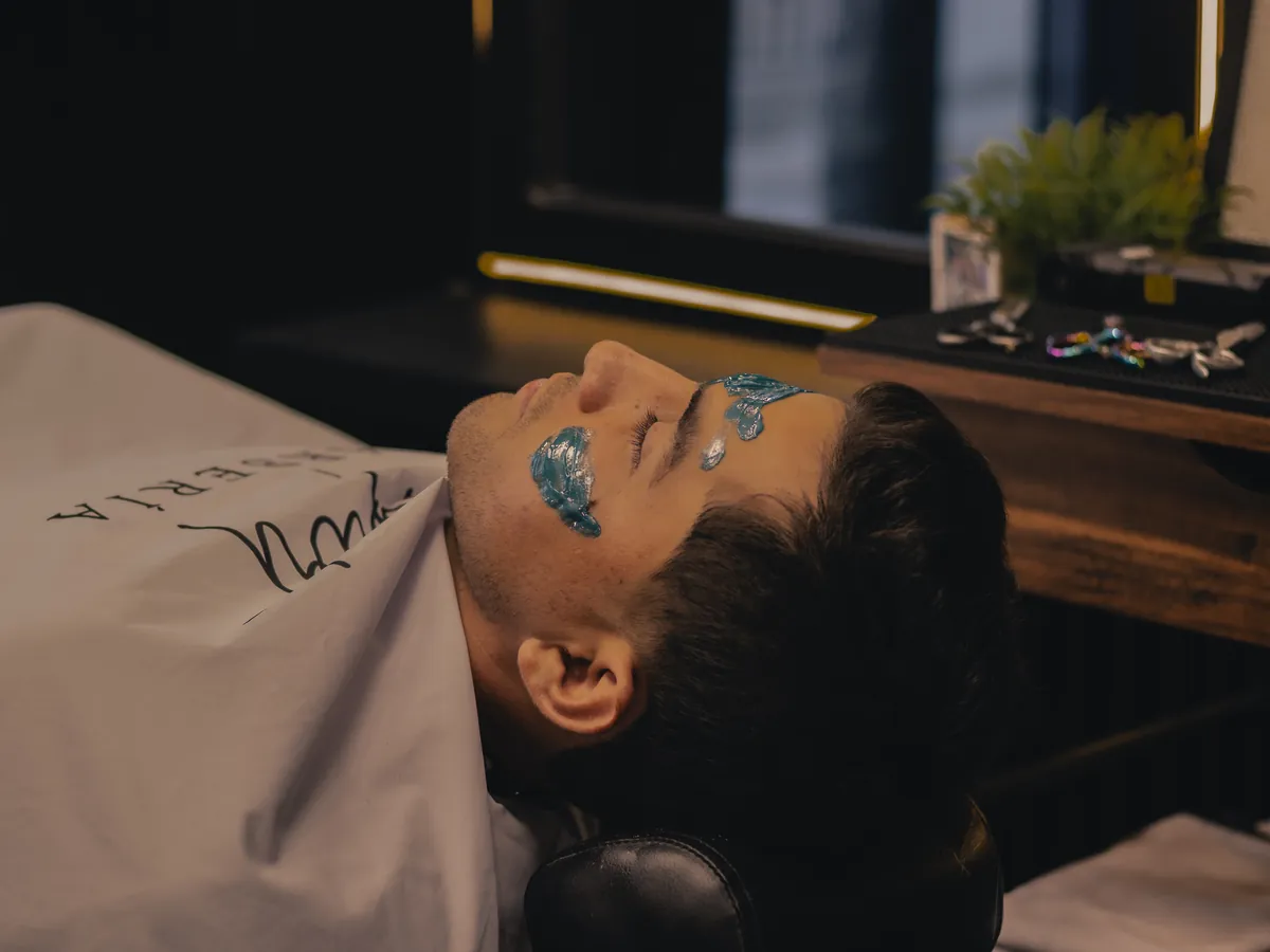 Cliente recostado durante la depilación facial con cera italiana